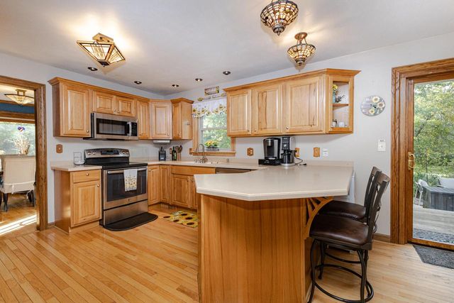 W362S2453 Lisa LANE, Dousman, WI 53118