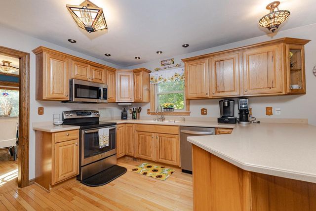 W362S2453 Lisa LANE, Dousman, WI 53118