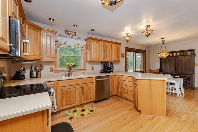 W362S2453 Lisa LANE, Dousman, WI 53118