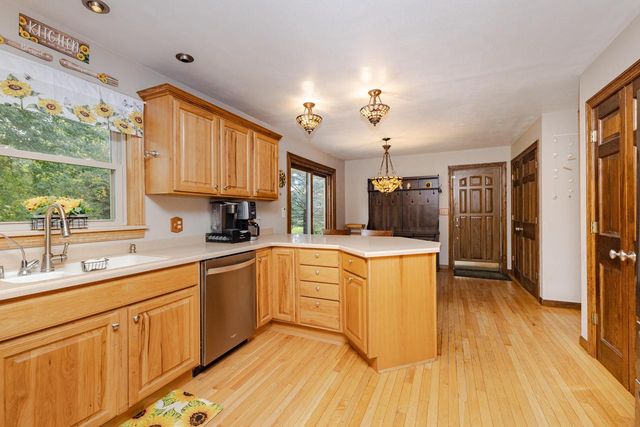 W362S2453 Lisa LANE, Dousman, WI 53118