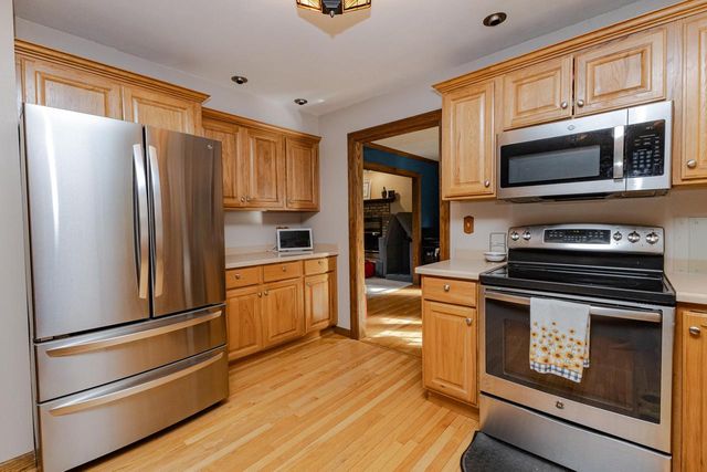 W362S2453 Lisa LANE, Dousman, WI 53118
