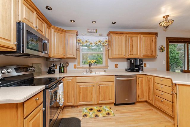 W362S2453 Lisa LANE, Dousman, WI 53118