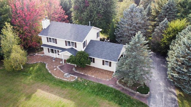 W362S2453 Lisa LANE, Dousman, WI 53118