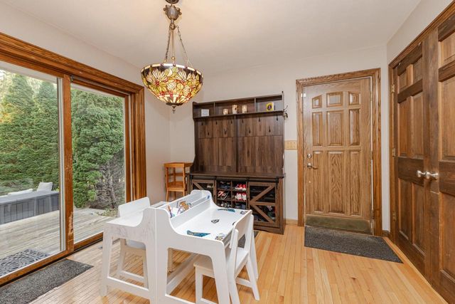 W362S2453 Lisa LANE, Dousman, WI 53118