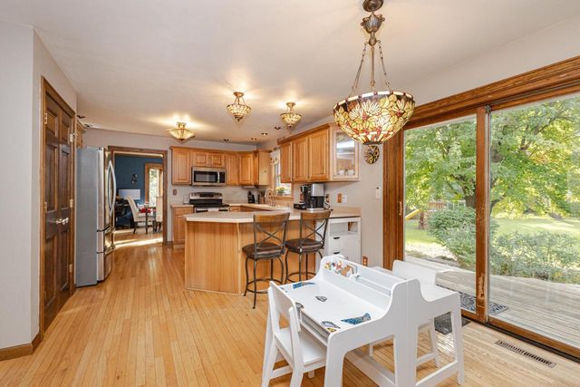 W362S2453 Lisa LANE, Dousman, WI 53118