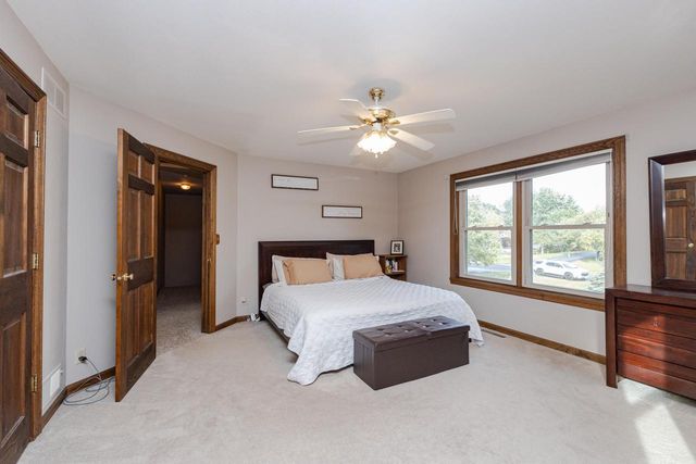W362S2453 Lisa LANE, Dousman, WI 53118