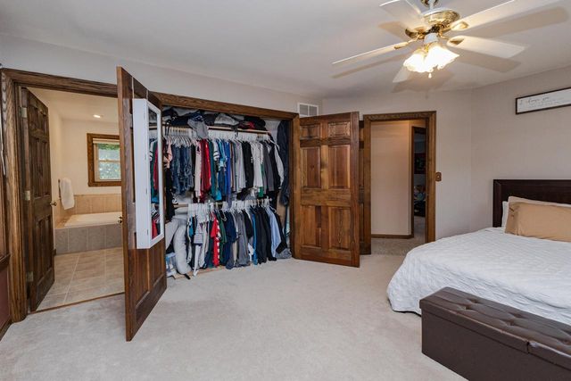 W362S2453 Lisa LANE, Dousman, WI 53118