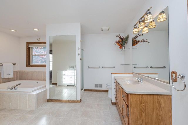 W362S2453 Lisa LANE, Dousman, WI 53118