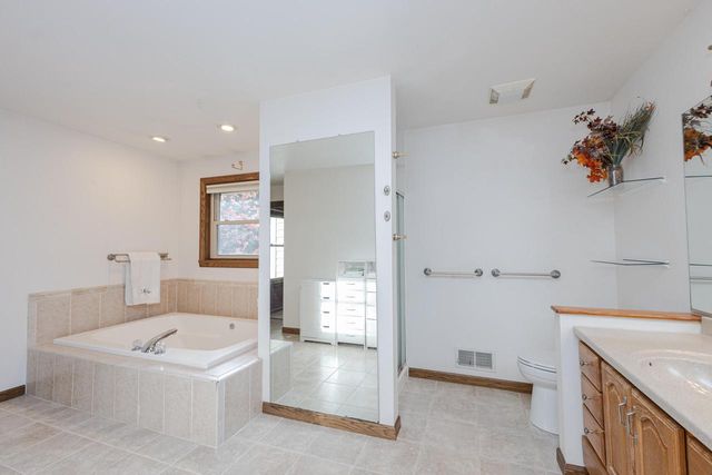 W362S2453 Lisa LANE, Dousman, WI 53118