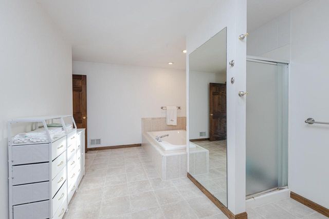 W362S2453 Lisa LANE, Dousman, WI 53118