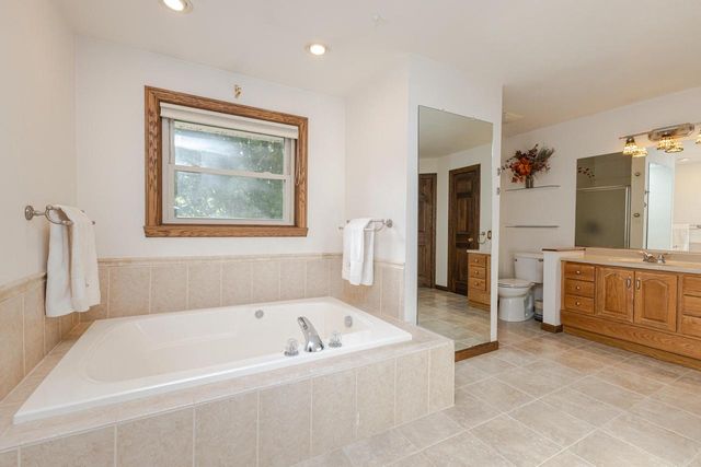W362S2453 Lisa LANE, Dousman, WI 53118