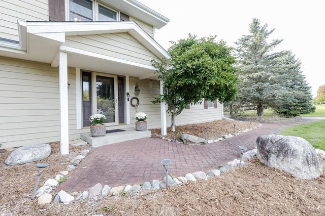 W362S2453 Lisa LANE, Dousman, WI 53118