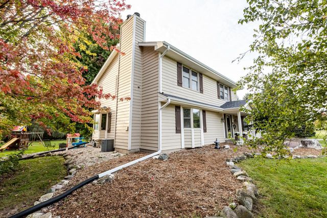 W362S2453 Lisa LANE, Dousman, WI 53118