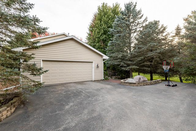 W362S2453 Lisa LANE, Dousman, WI 53118