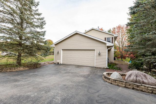W362S2453 Lisa LANE, Dousman, WI 53118