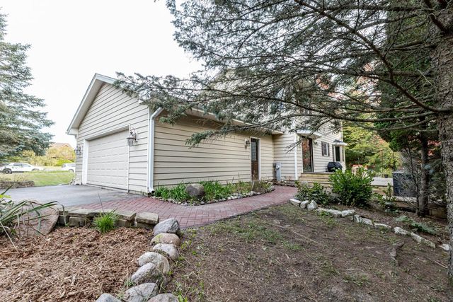 W362S2453 Lisa LANE, Dousman, WI 53118