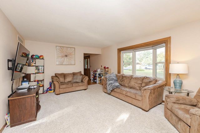 W362S2453 Lisa LANE, Dousman, WI 53118