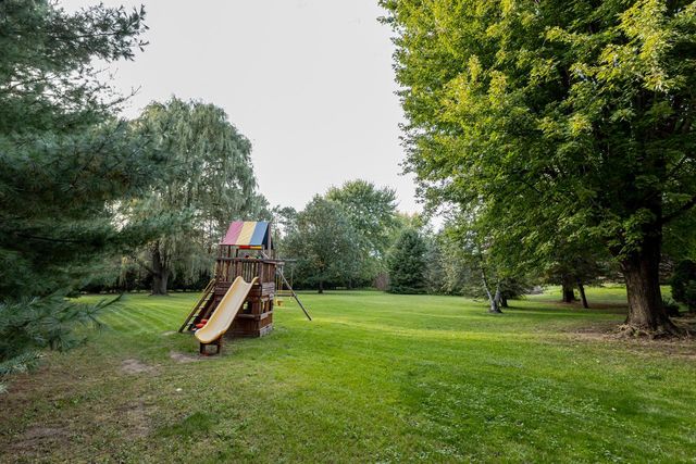 W362S2453 Lisa LANE, Dousman, WI 53118