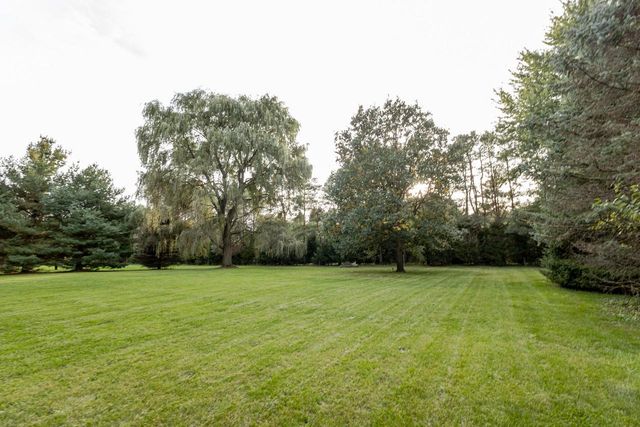 W362S2453 Lisa LANE, Dousman, WI 53118