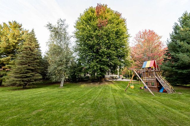 W362S2453 Lisa LANE, Dousman, WI 53118