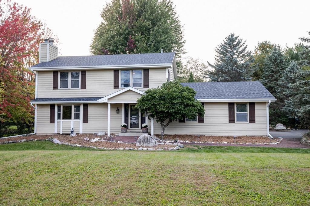 W362S2453 Lisa LANE, Dousman, WI 53118