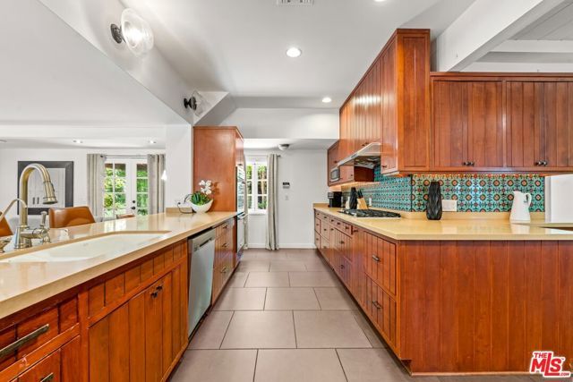 23057 Sylvan Street, Woodland Hills (los Angeles), CA 91367