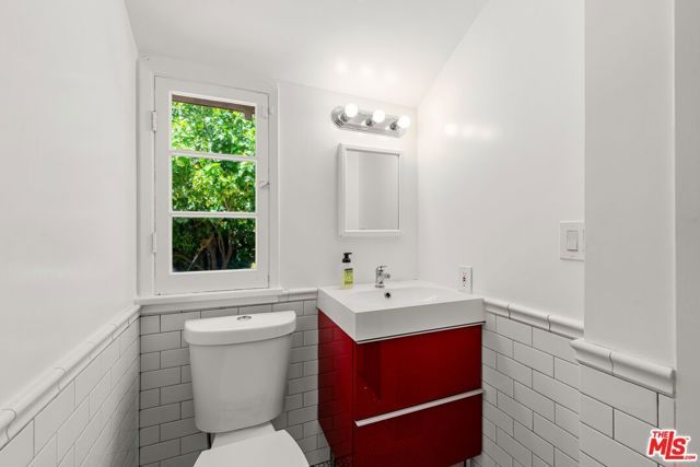 23057 Sylvan Street, Woodland Hills (los Angeles), CA 91367