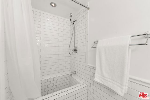 23057 Sylvan Street, Woodland Hills (los Angeles), CA 91367