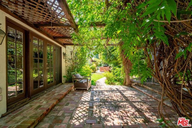 23057 Sylvan Street, Woodland Hills (los Angeles), CA 91367