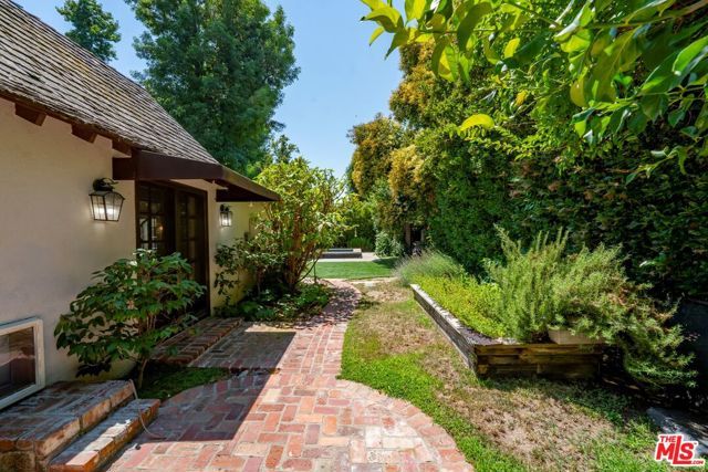 23057 Sylvan Street, Woodland Hills (los Angeles), CA 91367