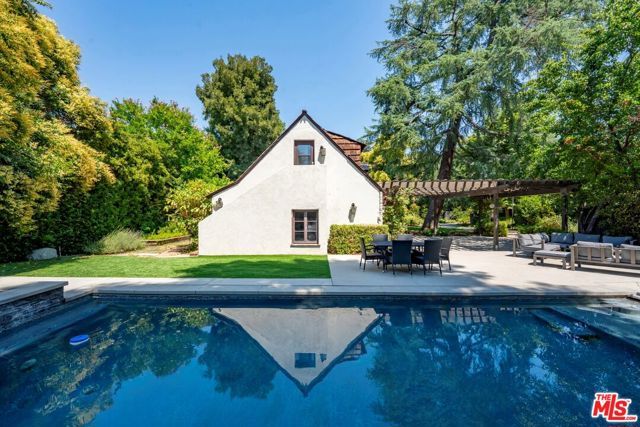 23057 Sylvan Street, Woodland Hills (los Angeles), CA 91367