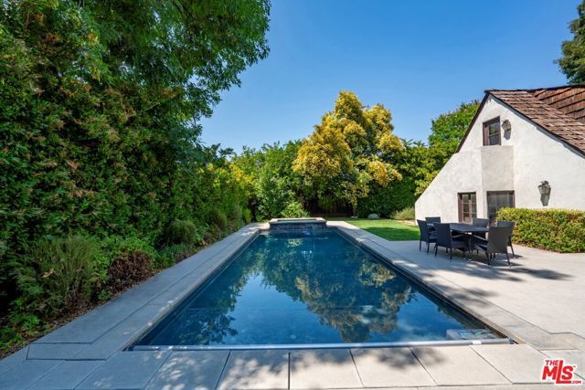 23057 Sylvan Street, Woodland Hills (los Angeles), CA 91367