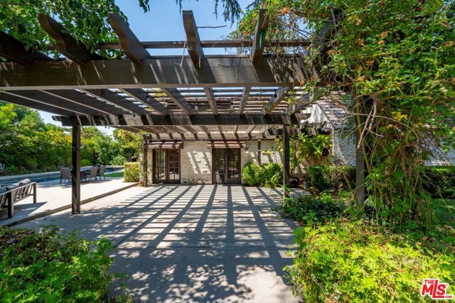 23057 Sylvan Street, Woodland Hills (los Angeles), CA 91367