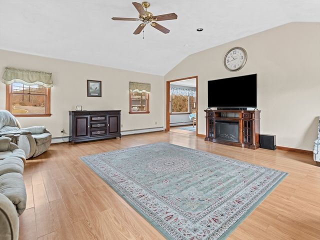 377 Read St, Seekonk, MA 02771