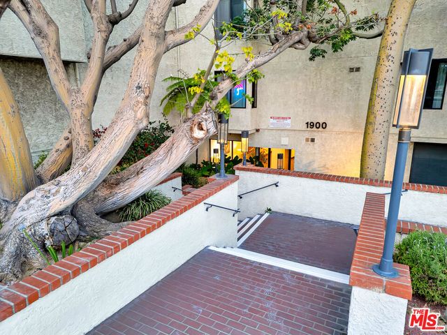 1900 Vine Street 103, Los Angeles, CA 90068
