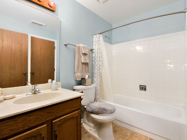 153 E Fabish Drive 153, Buffalo Grove, IL 60089