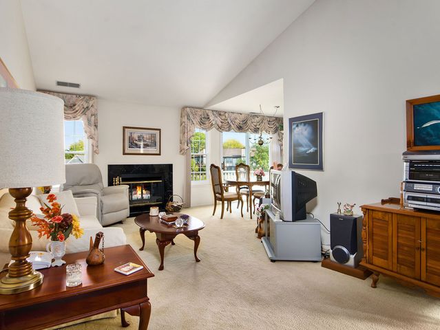 153 E Fabish Drive 153, Buffalo Grove, IL 60089