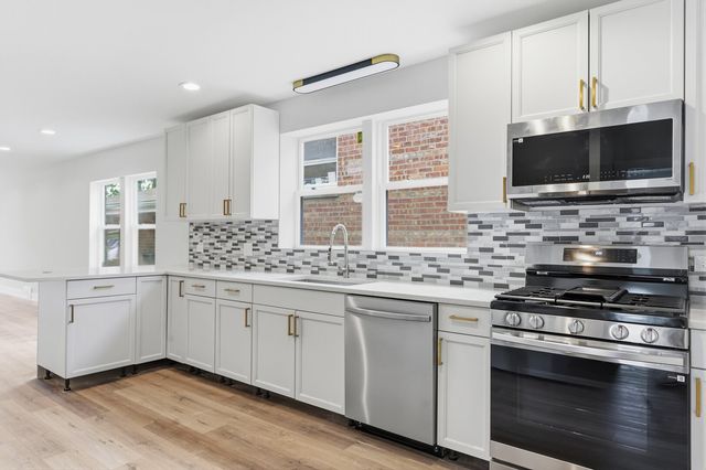 8820 S Ridgeland Avenue, Chicago, IL 60617