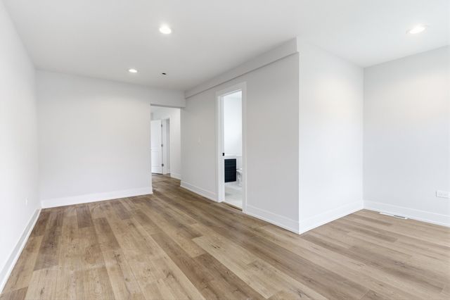8820 S Ridgeland Avenue, Chicago, IL 60617