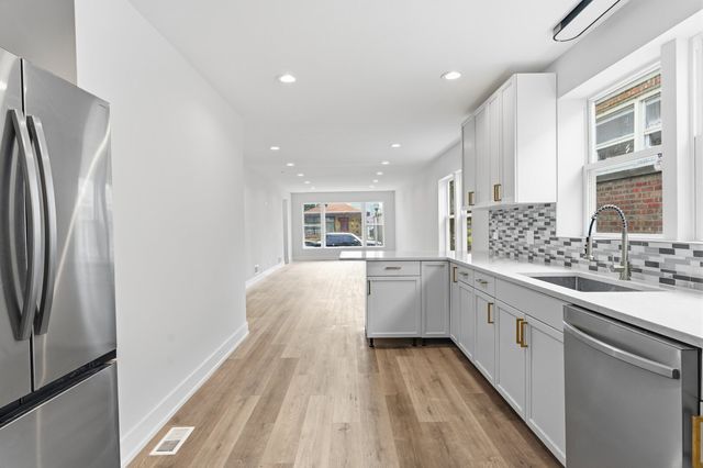 8820 S Ridgeland Avenue, Chicago, IL 60617