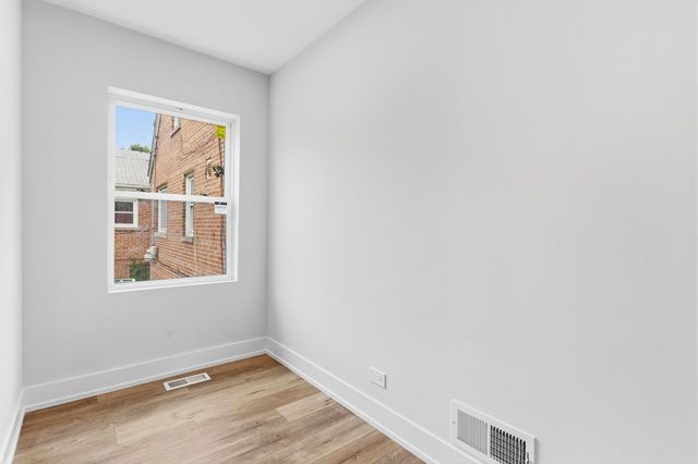 8820 S Ridgeland Avenue, Chicago, IL 60617