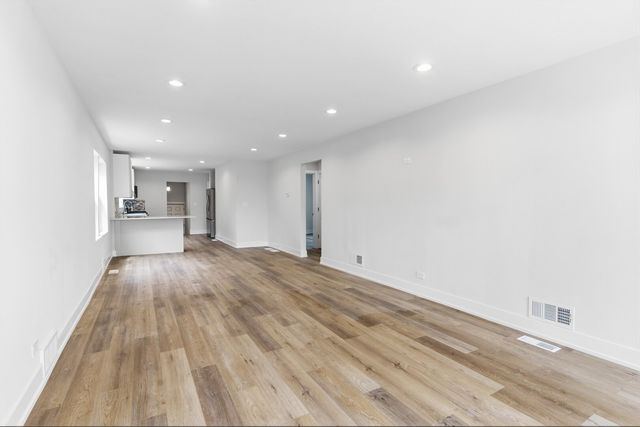 8820 S Ridgeland Avenue, Chicago, IL 60617
