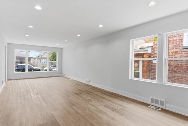 8820 S Ridgeland Avenue, Chicago, IL 60617