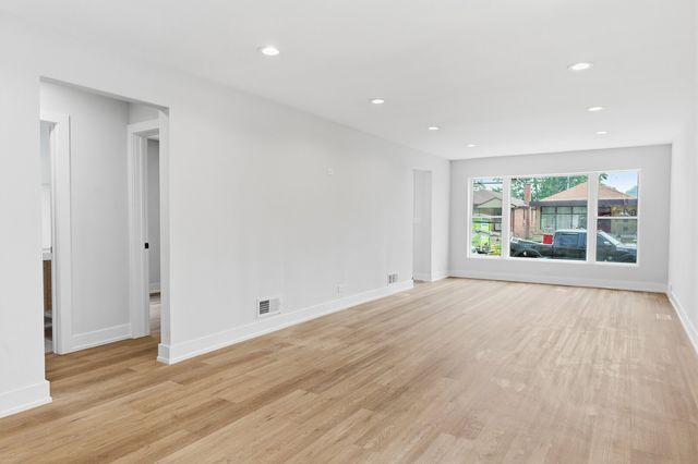 8820 S Ridgeland Avenue, Chicago, IL 60617