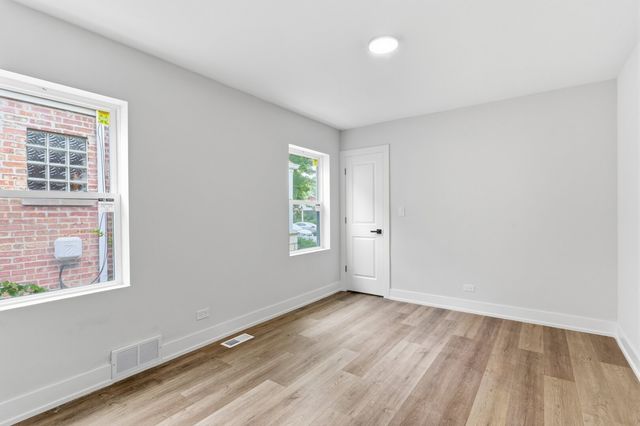 8820 S Ridgeland Avenue, Chicago, IL 60617