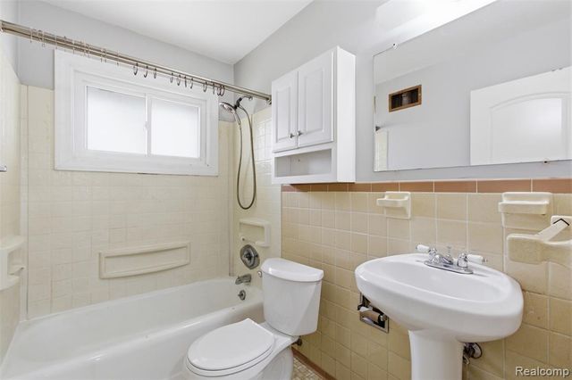 125 Sheffield Drive, Troy, MI 48083