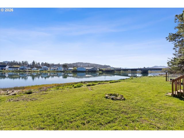 34885 Cape Kiwanda Dr, Pacific City, OR 97135
