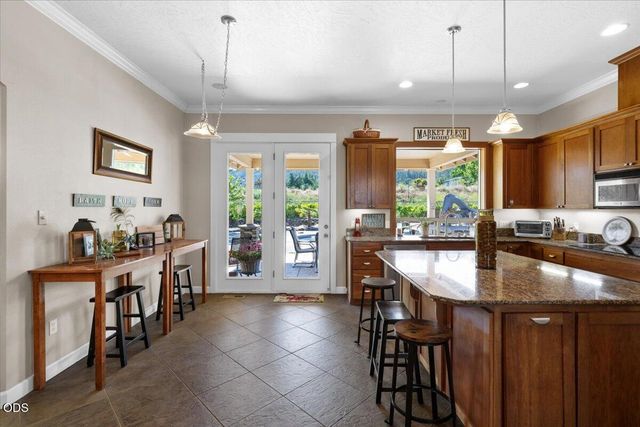 899 Old Stage Road, Medford, OR 97502