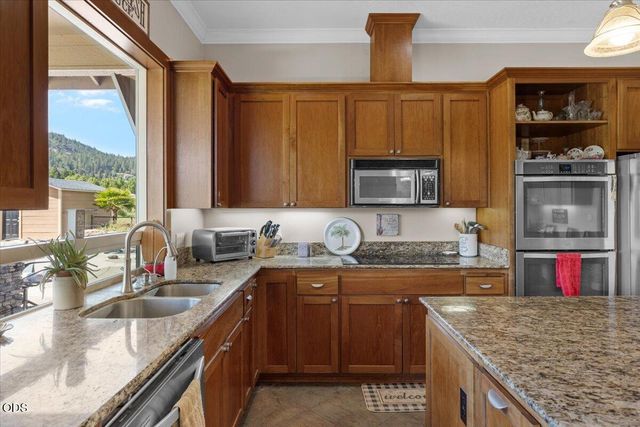 899 Old Stage Road, Medford, OR 97502
