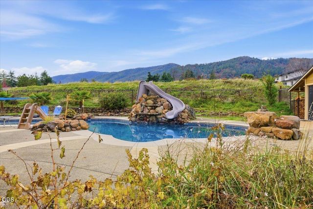 899 Old Stage Road, Medford, OR 97502